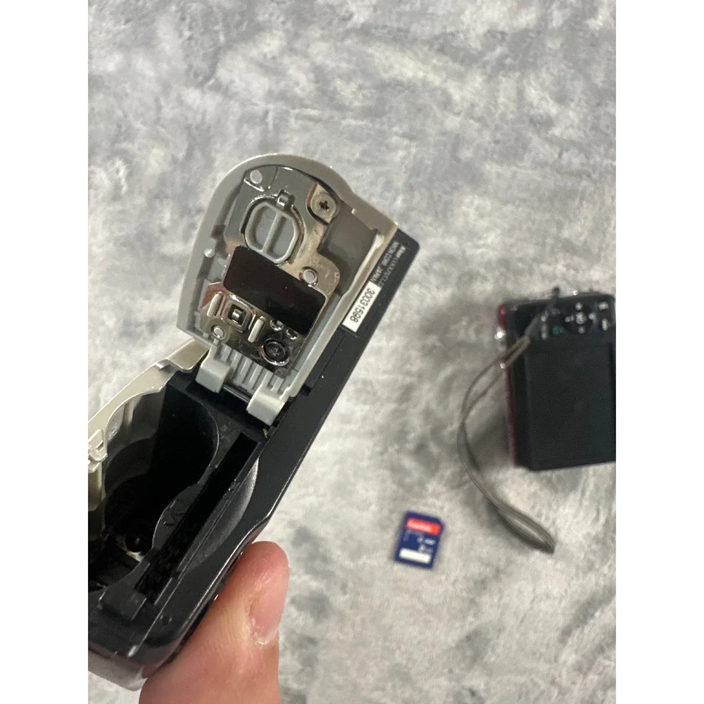 Two Nikon Coolpix L22 Digital Cameras faulty battery cover on both PARTS ONLY